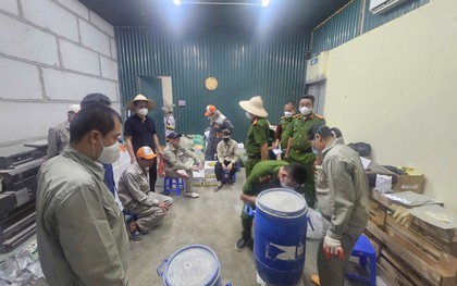 Khám xét khẩn cấp nơi làm việc của Nguyễn Thanh Bình, thu giữ 180 bao hoá chất ghi chữ "Toxic 6"