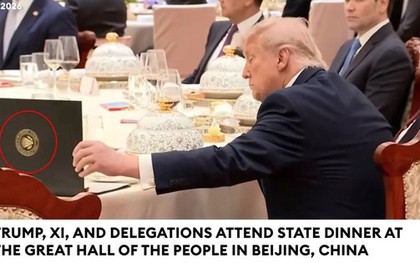 Thực hư clip ông Donald Trump "lật tài liệu của ông Tập Cận Bình" trong quốc yến