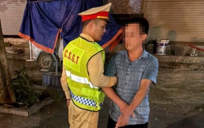 Công an Hà Nội bắt người đàn ông làm chuyện mờ ám trên đường Dương Nội giữa đêm