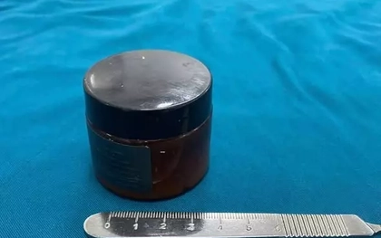 Người đàn ông hoảng loạn khi hũ mỹ phẩm chui tọt vào trực tràng