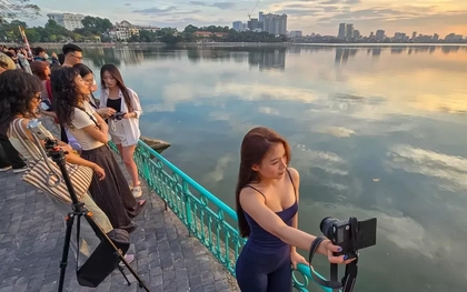 Nườm nượp check-in hoàng hôn 'tuyệt đối điện ảnh' ở Hồ Tây