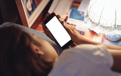 Người phụ nữ "đột quỵ mắt" vì thói quen "cực độc" khi dùng điện thoại