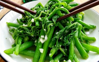 Quên salad đắt đỏ đi, mớ rau vài nghìn đồng ngoài chợ này mới là "chổi quét mỡ" đỉnh nhất mùa xuân!