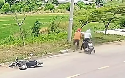 Giật dây chuyền vàng xong tên cướp quay lại đe doạ nạn nhân đưa nốt mặt dây