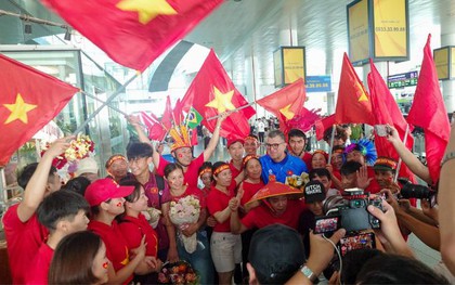 Tự hào U17 Việt Nam về nước với suất dự U17 World Cup 2026, đông đảo người hâm mộ tới đón, cờ đỏ sao vàng kín lối