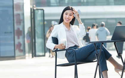 Tại sao phụ nữ không thể ngồi tách hai chân, nhưng đàn ông thì có thể? Câu trả lời không chỉ là chuyện lịch sự