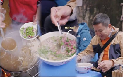 Quán phở “độc đáo” nhất Hà Nội đập thẳng thịt sống vào bát, được NSƯT Chí Trung mê mẩn ăn suốt 3 đời