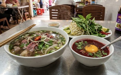 Bát nước đỏ au cạnh tô phở miền Nam khiến khách phương xa rén ngang, khách quen lại thòm thèm săn lùng