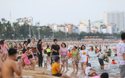 Các bãi biển đông nghịt người, nhìn thôi đã... ngộp