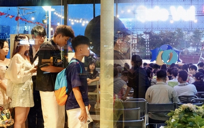 Ngày thứ 3 kỳ nghỉ lễ: Giới trẻ Sài Gòn đổ về bến Bạch Đằng, quán cà phê ven sông kín chỗ