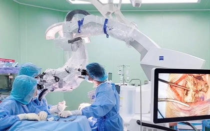 Các bác sĩ gỡ kíp nổ 'quả bom hẹn giờ’ trong não cụ bà