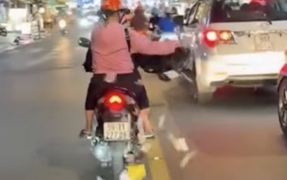 Đang lan truyền video người phụ nữ rải giấy nghi vàng mã xuống đường trung tâm TPHCM