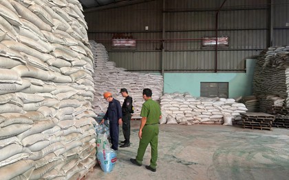 Thủ đoạn lừa đảo tinh vi nhắm vào người nông dân: Công an đột kích “đại bản doanh” cùng 5 kho hàng, thu giữ hơn 70 tấn phân bón giả trị giá 1,5 tỷ đồng