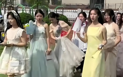 Nhiều nữ sinh mặc lộng lẫy dự lễ trưởng thành nhưng thản nhiên ngó lơ chai nước vứt chỏng chơ trên cỏ