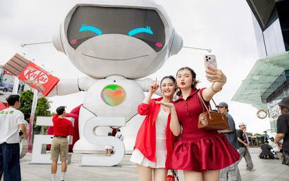 Chú robot tại Thiso Mall bất ngờ "đổi dáng", dân tình thi nhau kéo đến check-in