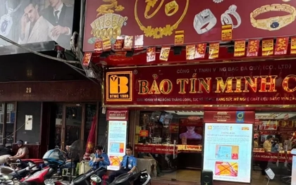 Cảnh tượng lạ trên 'phố vàng' Hà Nội
