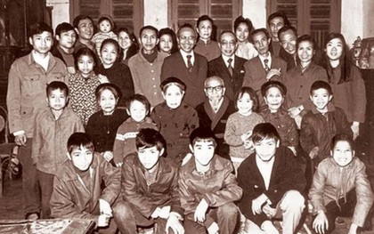 Chủ tiệm vàng nuôi 8 con thành tài, 4 người là giáo sư: Con út đã 90 tuổi vẫn "gây sốt" MXH bởi khả năng tiếng Anh đỉnh cao