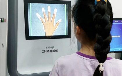 Suốt ngày lo "Con có bị lùn quá không?" nhưng bố mẹ không biết chính 4 sai lầm kinh điển này đang làm con lùn vĩnh viễn