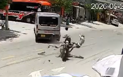 Hai thanh niên đi xe máy bay lên không trung sau khi tông xe 9 chỗ