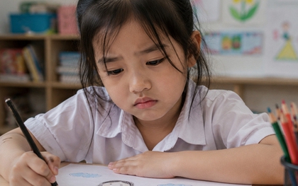 Bức vẽ "người bạn thân nhất" của nữ sinh tiểu học khiến cô giáo và mẹ lạnh người: Phía sau là sự thật xót xa!