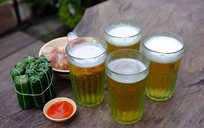 Trời nóng uống bia để giải nhiệt: Chuyên gia cảnh báo càng uống càng mất nước