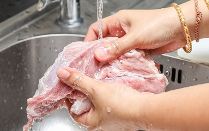 Khuyên thật: Đừng rửa thịt sống trực tiếp dưới vòi nước nữa!