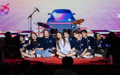 Hơn 1000 ngày thanh xuân thu bé lại vừa bằng một lễ trưởng thành đặc biệt tại Chuyên ngoại ngữ - "ngôi trường của những thủ khoa"