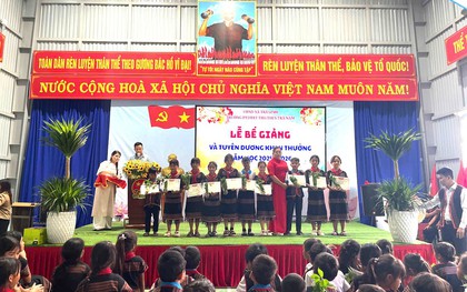 Lễ bế giảng "độc lạ", học sinh giỏi được tặng loài cây quý