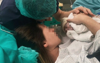 Người mẹ 32 tuổi mới sinh đã nhiễm trùng huyết suýt chết: "Bác sĩ cũng nói tôi chỉ đau vai do bế em bé nhiều"