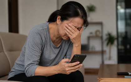 Phát hiện 1 chi tiết lạ trong điện thoại, bà mẹ Hà Nội vội đăng bài cảnh báo: "Các chị có con nhỏ đừng để con như em"