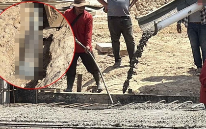 Đang đứng cạnh xe trộn bê tông, thợ hồ bỗng phát hiện thứ rơi ra bên dưới: Vừa nhìn kỹ đã vội tháo chạy