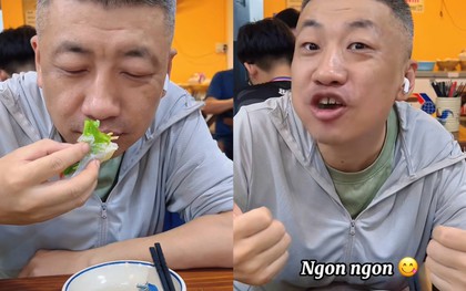 Khách Trung Quốc vừa nhăn mặt chê mắm tôm thối, giây sau đã nhún nhảy vì quá ngon