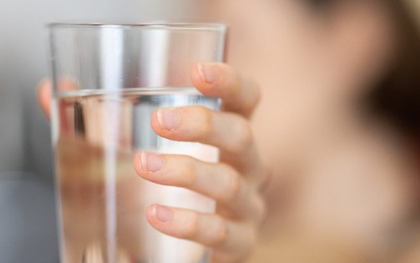 Bé trai 10 tuổi suýt tử vong vì một sai lầm khi uống nước theo cách "vạn người mê"