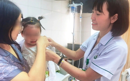 Xót xa bé gái 22 tháng tuổi bị chó tấn công nát mặt