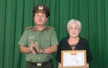 Tặng giấy khen cho cụ bà trả lại ví tiền 73 triệu đồng