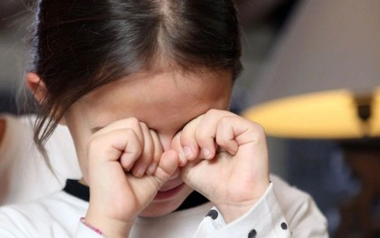 Bé gái mắt một mí đột nhiên "biến" thành hai mí: Bố mẹ vui mừng nhưng bác sĩ hoảng hốt: Sao giờ mới cho đi khám?