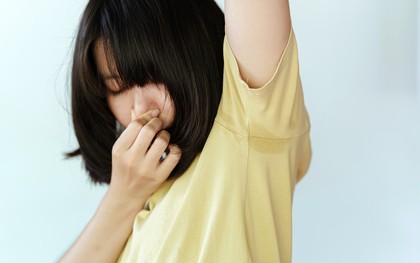 Tại sao nách vẫn hôi sau khi dùng lăn khử mùi? Dược sĩ tiết lộ: Có thể bạn dùng sai thời điểm!