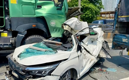 Hiện trường vụ ô tô con bị vò nát, 3 người mắc kẹt sau va chạm liên hoàn ở Hà Nội