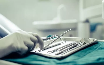 Bị 2 đai ốc siết 'cậu nhỏ' cả tháng, bác sĩ phải dùng cưa cắt