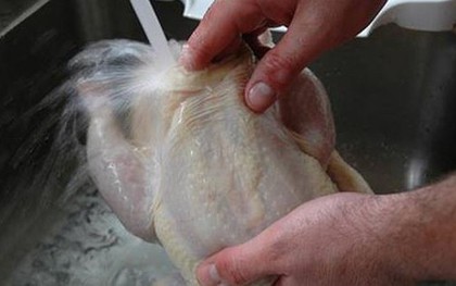 Sơ chế thịt gà trước khi nấu: Một thói quen tưởng tốt không ngờ "cực hại"