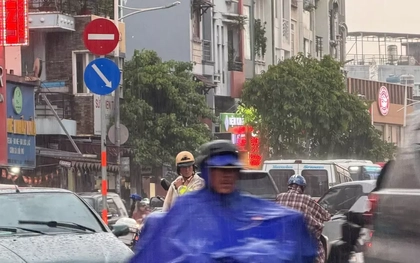 'Mưa vàng' trút xuống TPHCM giờ tan tầm