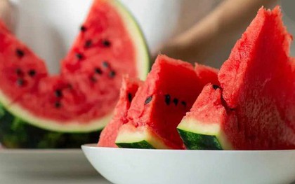 Ăn dưa hấu nửa đêm, cả gia đình 4 người tử vong: Chuyên gia cảnh báo những sai lầm nguy hiểm