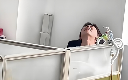 Cô giáo dạy Toán lớp 4 đang chấm bài bỗng bật khóc nức nở, lý do đằng sau khiến hàng triệu phụ huynh nghẹn lời