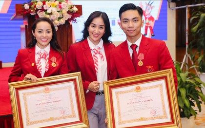 Khánh Thi - Phan Hiển cùng bạn nhảy nhận Huân chương lao động hạng Ba sau thành tích giành HCĐ thế giới