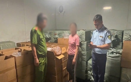 Phát hiện kho thực phẩm bẩn khủng ở Quảng Ninh: 292 thùng lòng lợn sấy rỉ nước, bốc mùi nồng nặc