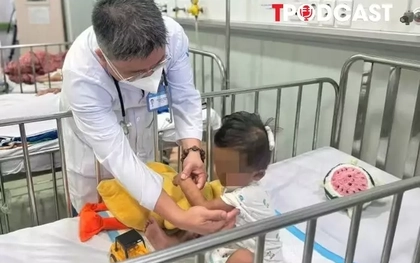 Người thân từ chối chăm sóc bé trai 2 tuổi bị mẹ ruột và người tình bạo hành