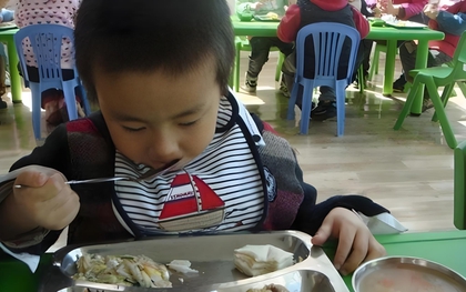 Nhìn cách ăn biết ngay tiền đồ: 3 thói quen trên bàn ăn cho thấy trẻ có EQ thấp, lớn lên khó thành công