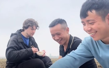 Nông dân Việt “tuyển dụng” khách Tây ngay tại ruộng ngô, đền đáp bằng bữa cơm trưa ấm lòng