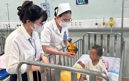 Những hình ảnh mới nhất tại bệnh viện của em bé 2 tuổi bị bạo hành nghiêm trọng