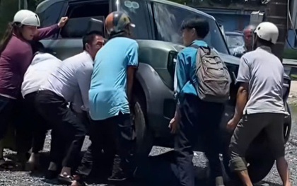 Khoảnh khắc người dân hợp sức nâng ô tô, cứu nữ sinh mắc kẹt dưới gầm